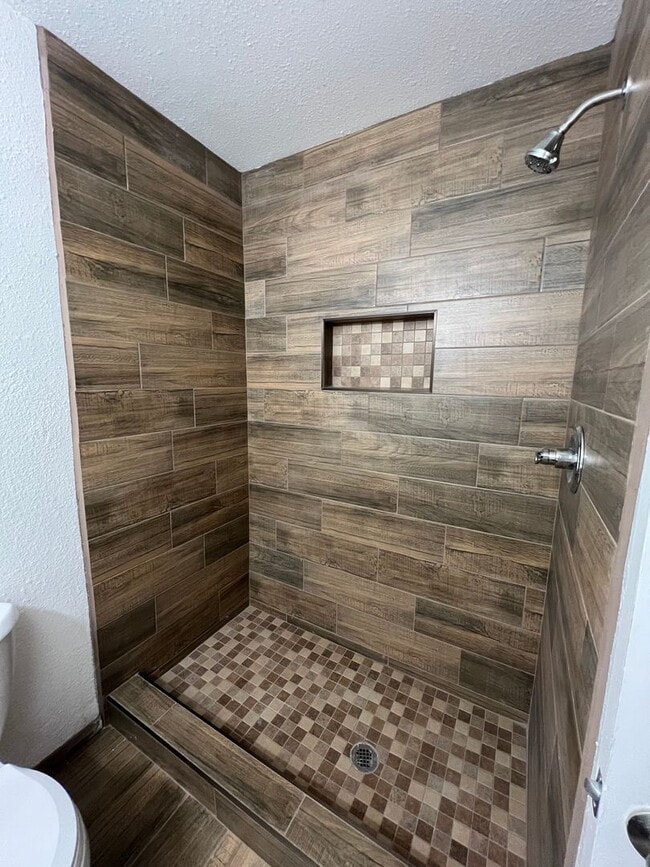 Building Photo - REMODELED 3 BEDROOM IN TOWN!