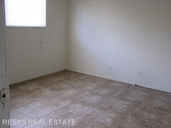 Building Photo - 3 br, 2 bath House - 5592 W TWAIN AVE