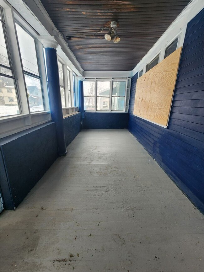 Building Photo - 4 Bedroom Single Family Home!