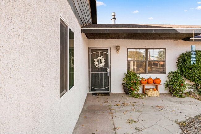 Building Photo - 310 Cll Quieta NE