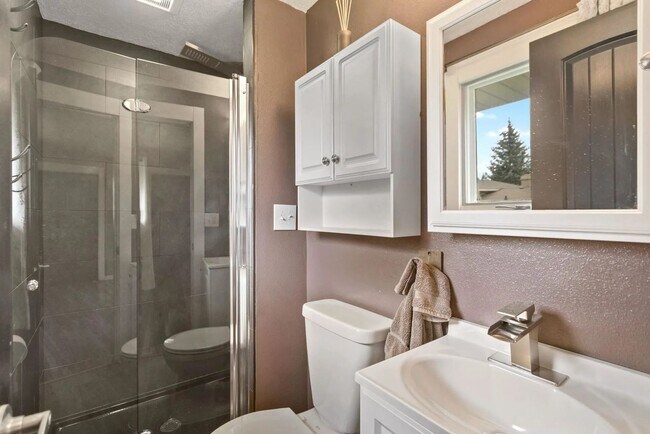 Building Photo - Beautiful 5-Bedroom Home in Mead School Di...