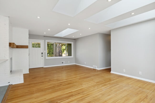 Building Photo - 10003 Crestridge Dr