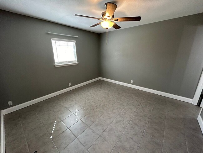 Building Photo - *COMING SOON* Open-Concept 3BD/2BA with Cozy Fireplace & Modern Stainless Kitchen!