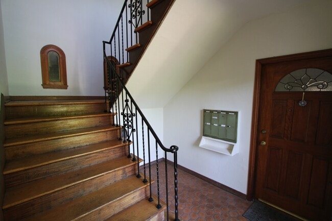 Foyer - 1437 S Holt Ave