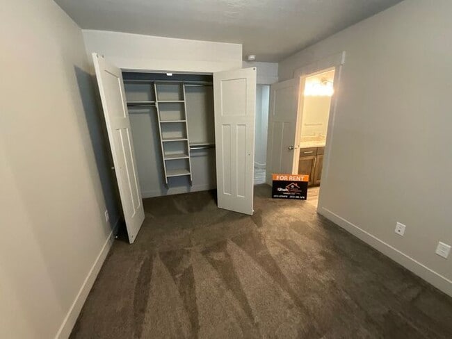 Building Photo - 2 bedroom 2 1/2 bath 2 car garage small do...