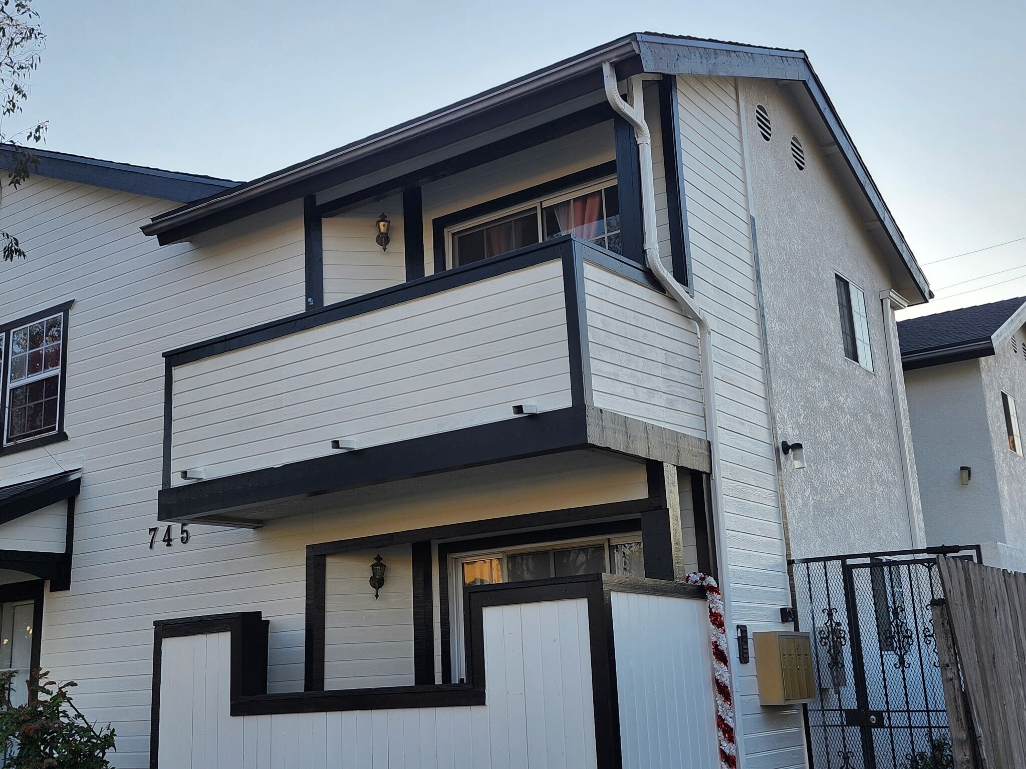 Building Photo - 745 Newport Ave