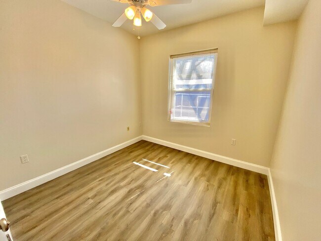 Building Photo - Large  Sunny Dupont Circle 2 bed 2 bath Ap...