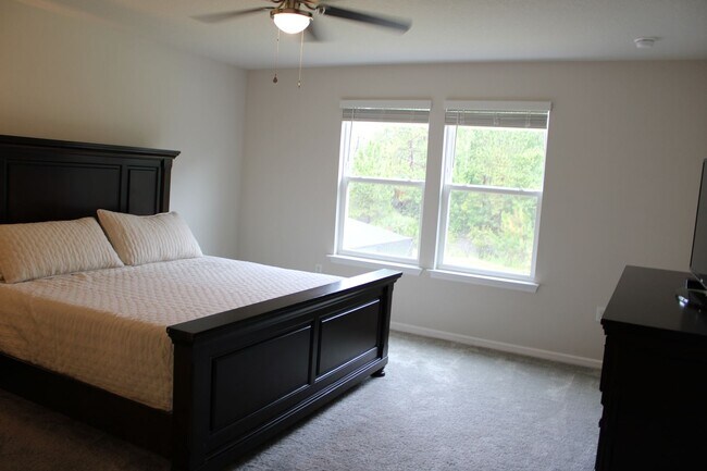 Building Photo - Spacious 5 Bedroom, 3 Bathroom in Gated Se...