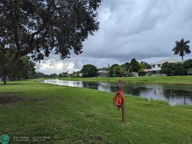 Building Photo - 914 Coral Club Dr