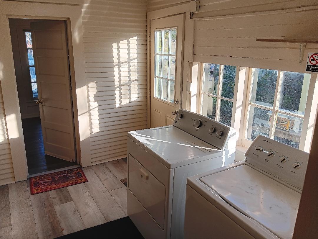 Building Photo - 112 E Nelson St