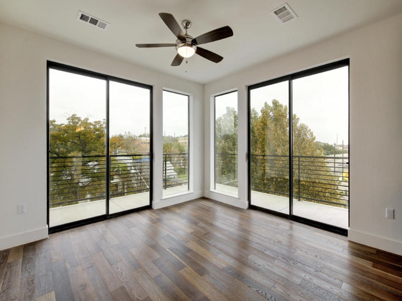 Building Photo - 1615 E 7th St