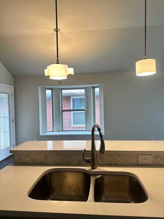 Building Photo - FIRST MONTH FREE - 4 BEDROOMS!