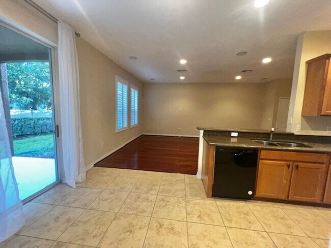 Building Photo - MOVE IN MAY-OVIEDO RENTAL!BEAUTIFUL 3 bd 2.5 bath townhome! 2 CAR ATTACHED GARAGE!FRESH PAINT!