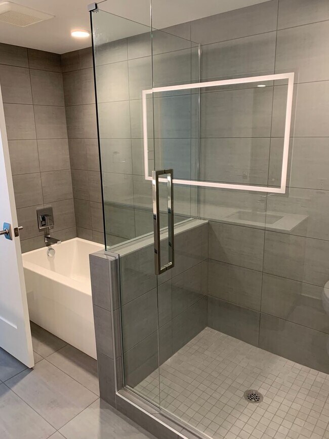 Building Photo - Luxurious 2 bed/ 2 bath unit conveniently ...