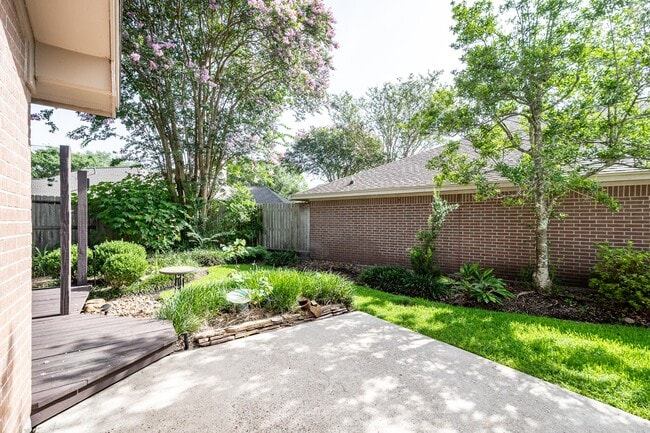 Building Photo - 2506 S Strathford Ln