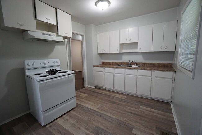 Building Photo - 112 13th Ave N