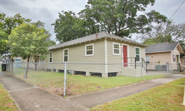 Building Photo - 2 bed 1 bath row house on corner lot in 77004!