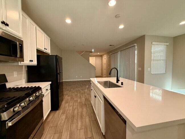 Building Photo - 3 BED 2.5 BATH 2 CAR GARAGE MODERN TOWNHOM...