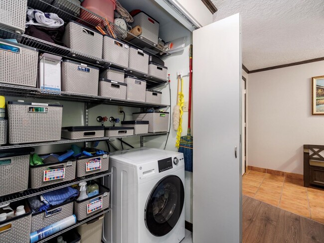 Building Photo - Beautiful 3 bedroom unit near in Lake Oswe...