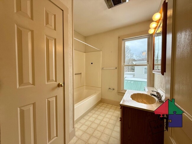 Building Photo - 19 Meadow St