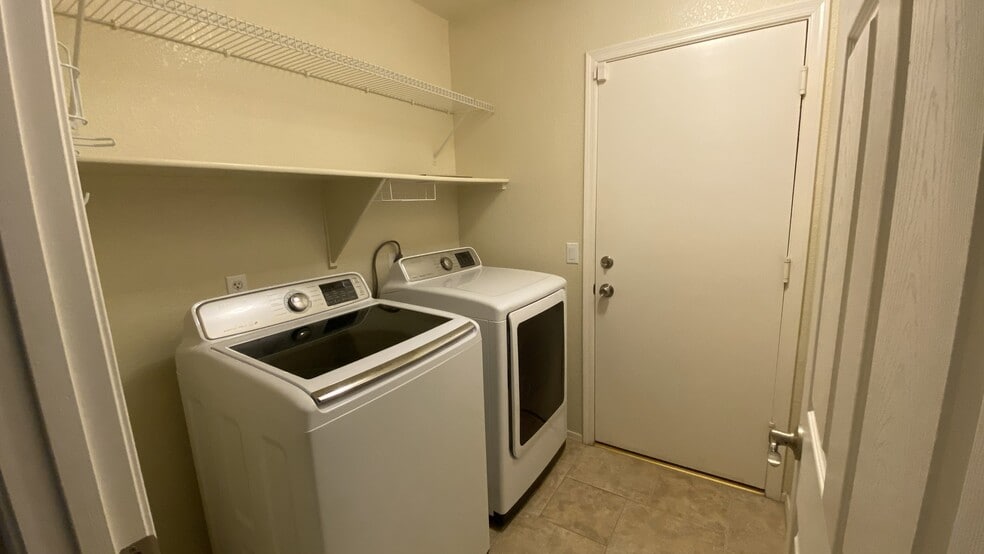 Washer/dryer in unit - 6806 W Quail Ave