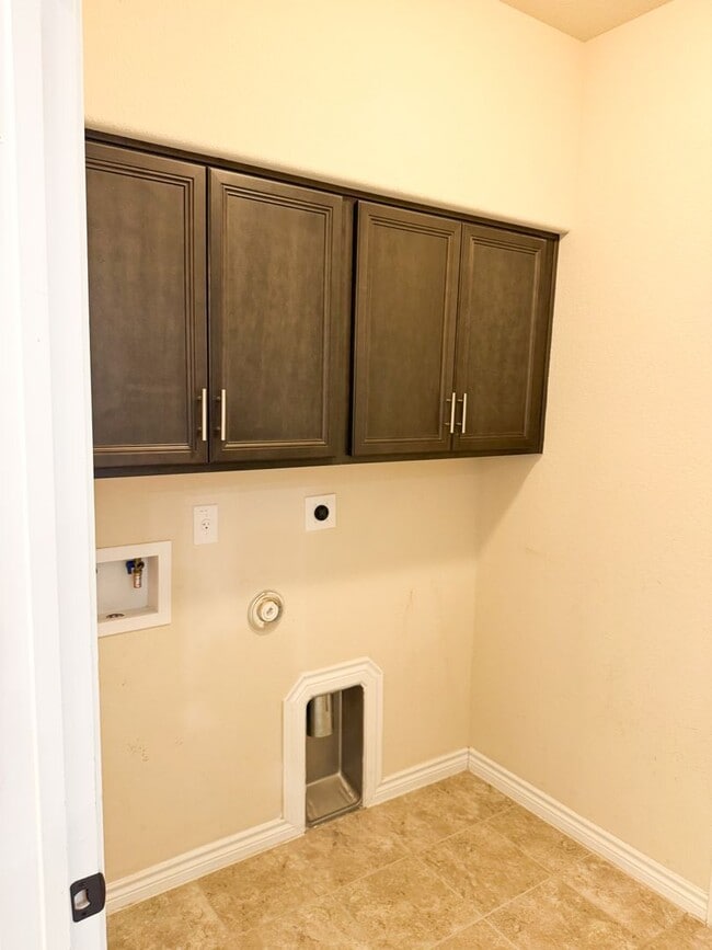 Building Photo - Popular DR Horton Sierra floor plan. 4 bed, 2 1/2 bath, 3 car garage, single story on a corner lo...