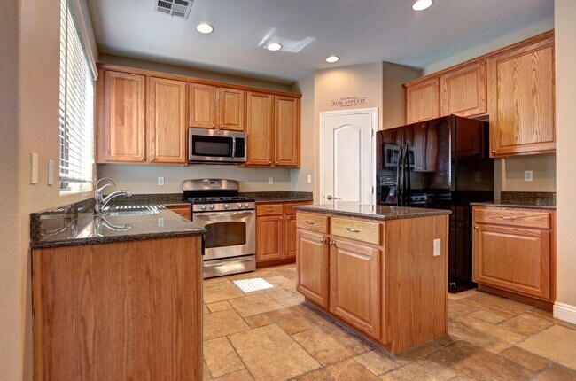Building Photo - Wonderful 4 Bedroom Home!