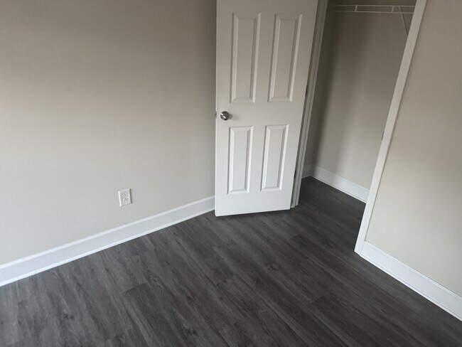 Building Photo - 2562 Sibley Dr