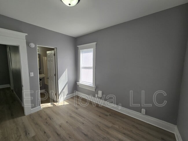 Building Photo - 733 Baltimore St