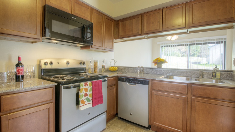 Cedar Lake Apartments & Townhomes 17400 Cedar Lake Cir Northville MI 48168 Apartment Finder