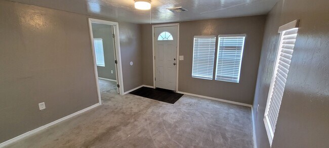 Building Photo - Cute 5 bedroom House