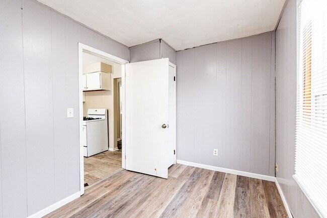 Building Photo - 506 5th St