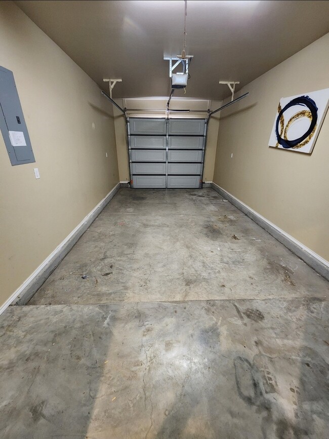 Building Photo - 3 bed 2 bath home