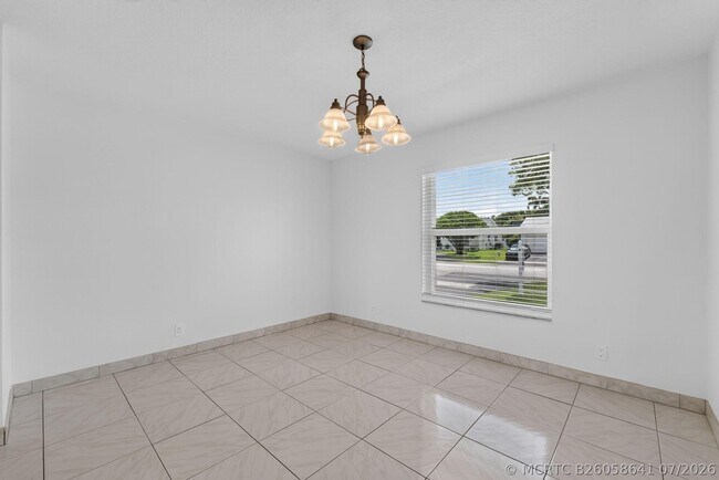 Building Photo - 905 NW 133rd Ave