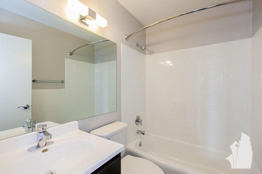 Building Photo - 5601 N Sheridan Rd