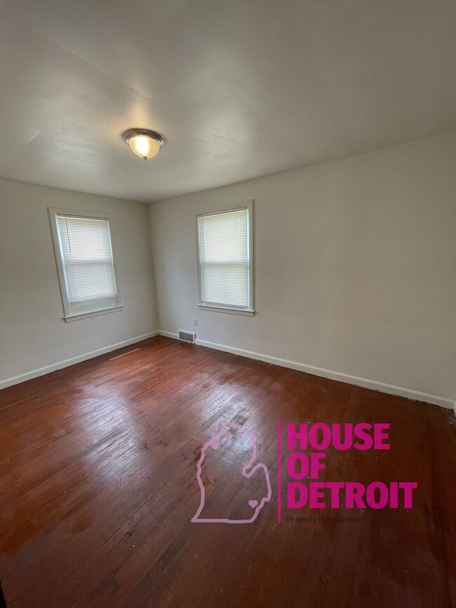 Building Photo - Summer Special~ 3 BEDROOM | 1 BATH | FREE ...