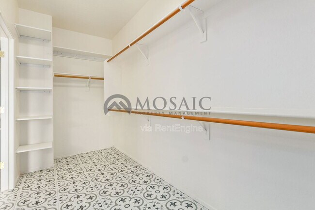 Building Photo - 883 E Powell Way