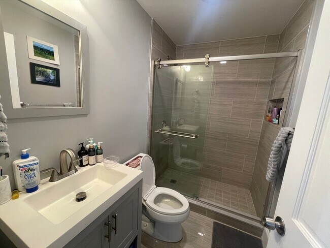 Building Photo - 781 Parker St