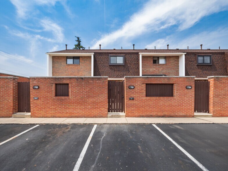 Building Photo - 1766 Willoway Cir S