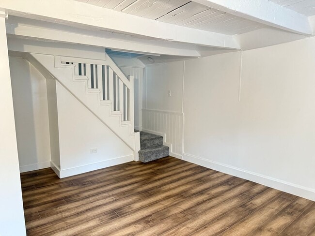 Building Photo - Newly Renovated 3 Bedroom 1.5 Bathroom Hom...