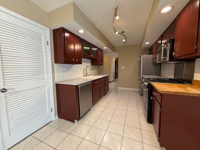 Building Photo - 810 W Lakeside Plaza