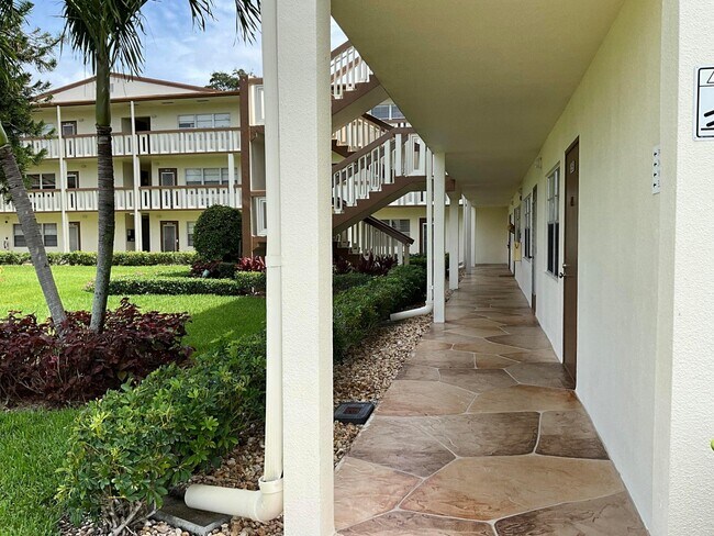 Building Photo - 347 Mansfield I