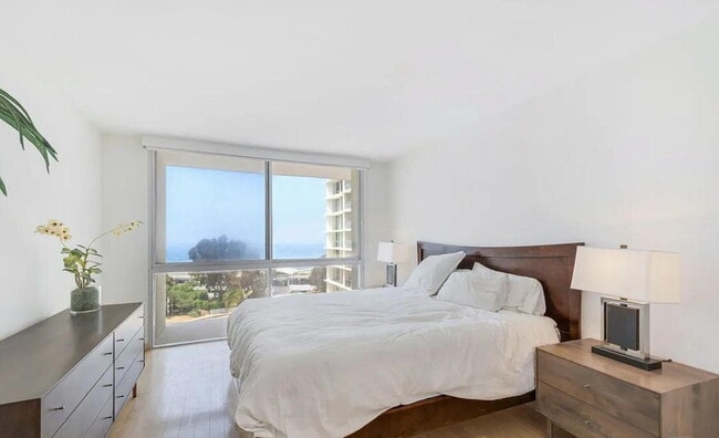 Building Photo - "Chic Santa Monica Oasis: 1-Bedroom Furnis...