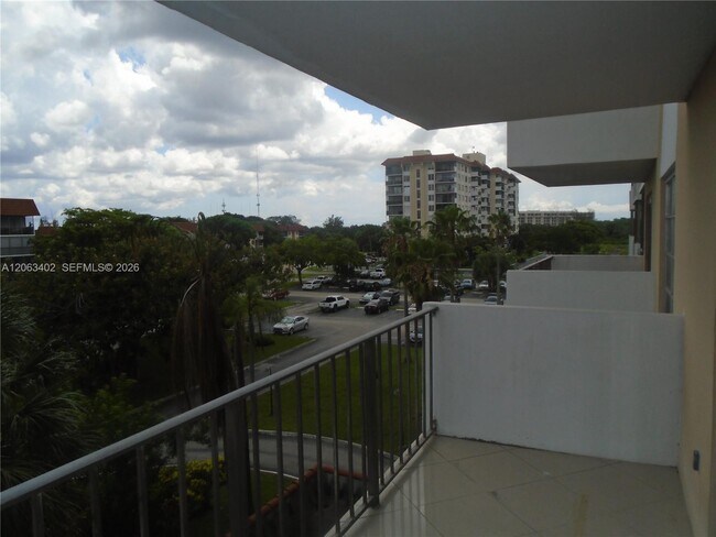 Building Photo - 4174 Inverrary Dr