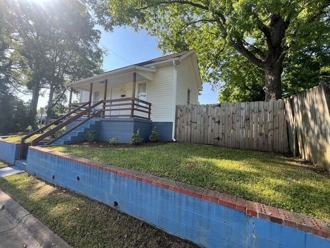 Building Photo - Charming 2-bedroom, 1-bath home on a corne...