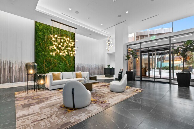 Building Photo - Luxury Executive Condo w/AC in the Heart o...