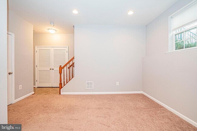 Building Photo - SPACIOUS 3 LEVEL TOWNHOUSE IN CLARKSBURG