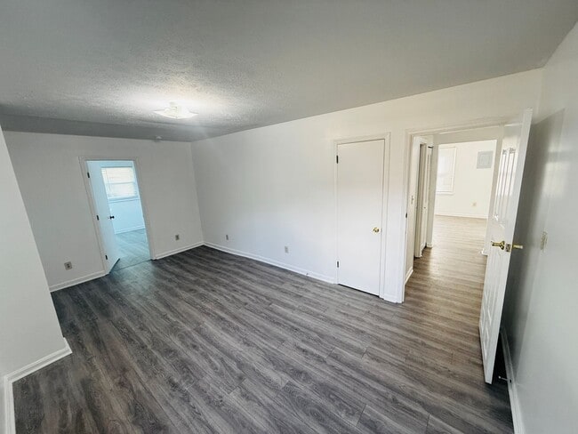 Building Photo - Beautiful 3-4 Bedroom 2 Bathroom Home