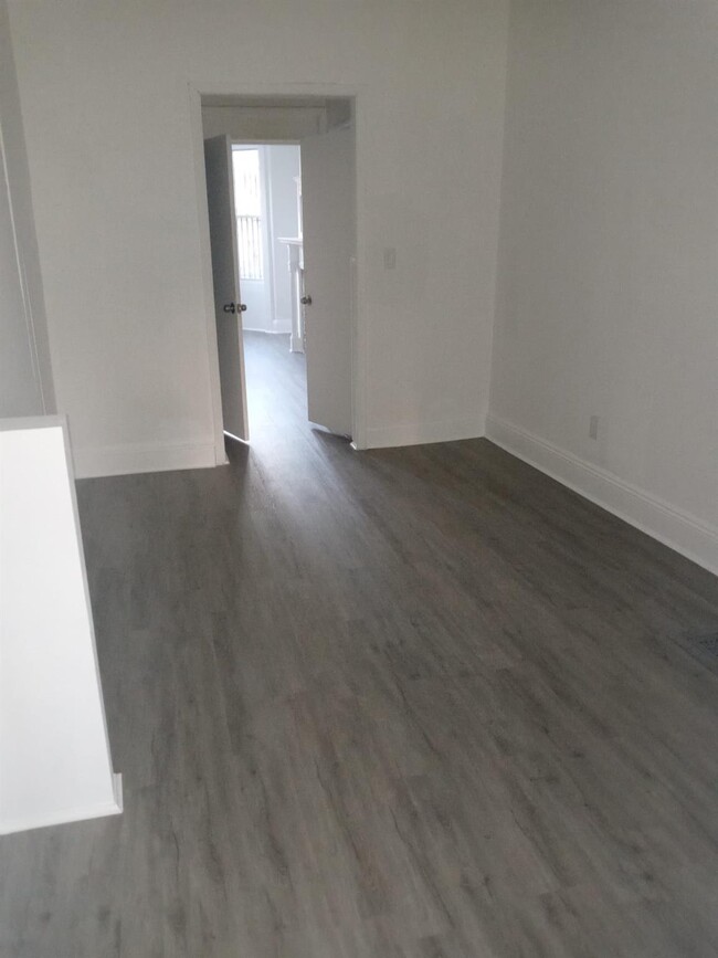 Building Photo - 206 Elton St