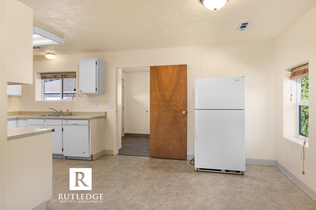 Building Photo - 3 Bedroom House in Central Point!
